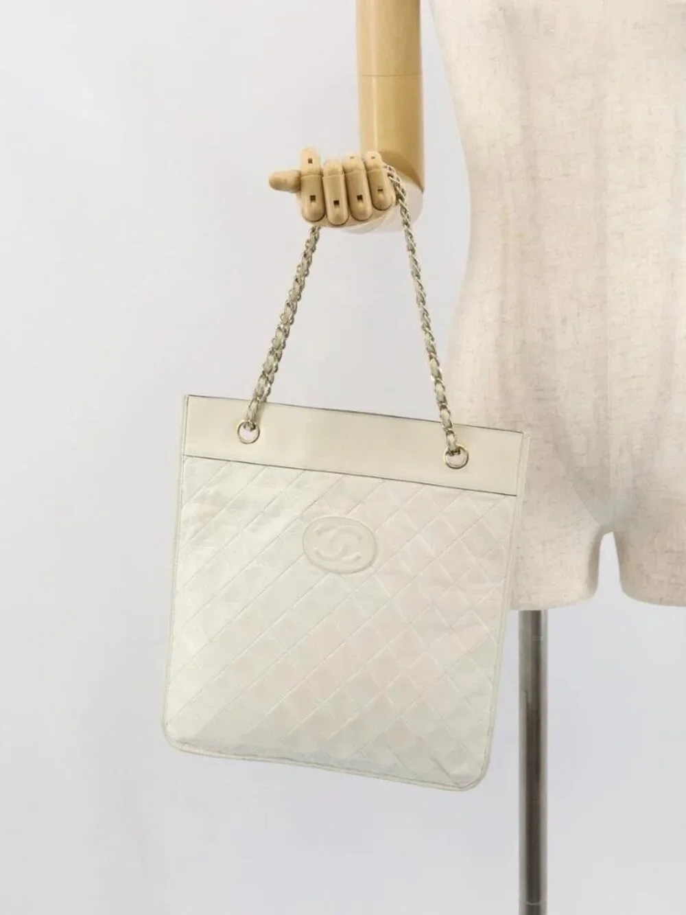 CHANEL Matelasse Chain Shoulder Bag Leather White Gold CC Auth mr1801